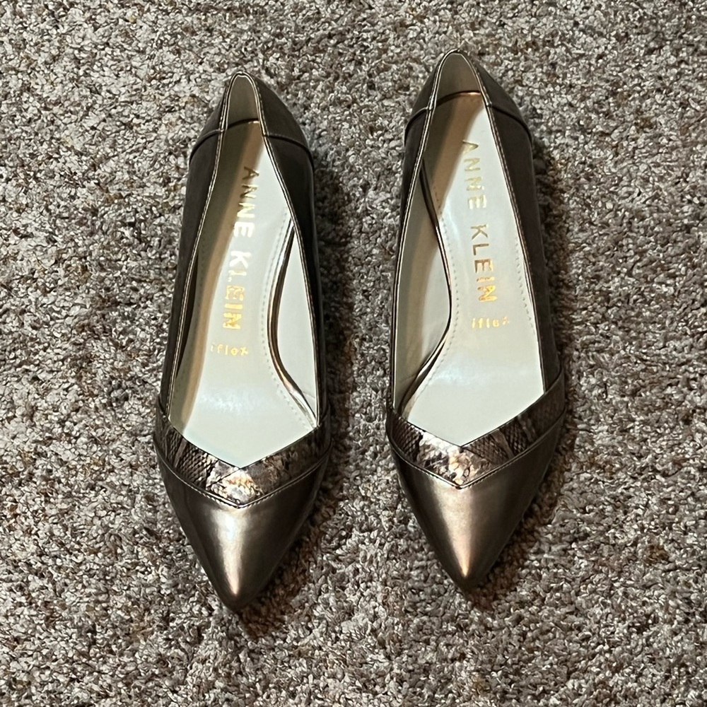 Anne Klein iflex AK7Maureen 7.5 M Gold Shiny Snake Skin Detail - Picture 1 of 12